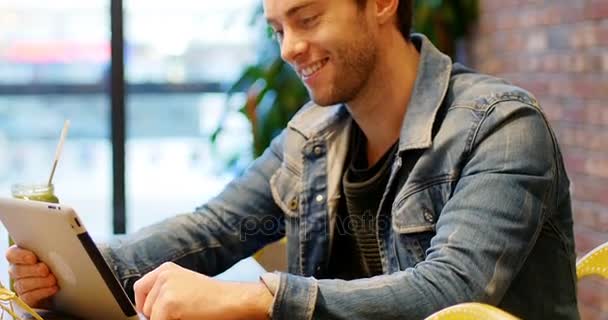 Homme utilisant une tablette numérique tout en buvant du café — Video