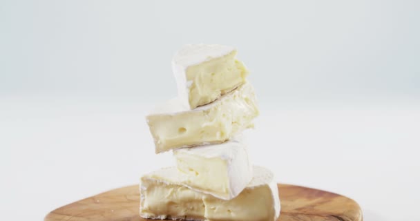 Stack av ost på träskiva — Stockvideo