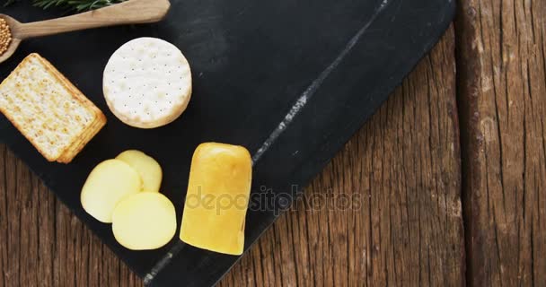 Plakjes kaas met knapperige koekjes, zaden, rozemarijn kruiden en saus — Stockvideo
