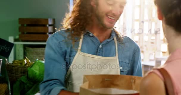 Customer purchasing vegetables in organic section — Stock Video