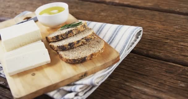 Rebanadas de pan, queso, salsa y cuchillo — Vídeos de Stock
