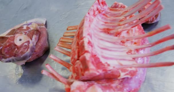 Kött av djur på bänkskiva — Stockvideo