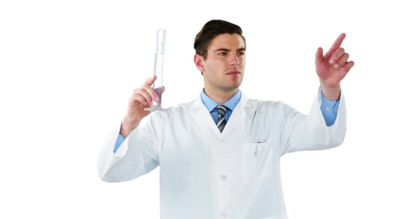 테스트 튜브에 있는 화학 제품을 검사 하는 동안 디지털 화면을 사용 하 여 의사 — 비디오