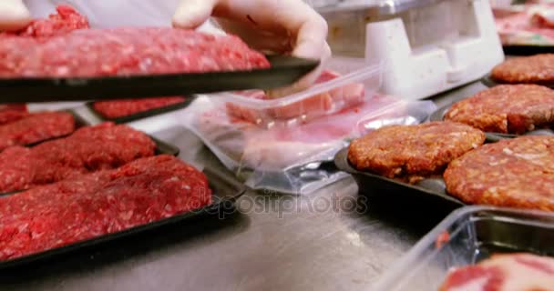 屠夫检查肉的重量 — 图库视频影像