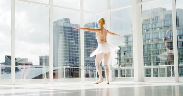 Bailarina practicando danza de ballet — Vídeos de Stock