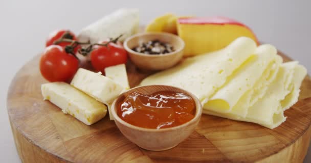 Different types of cheese, tomatoes and bowl of jam — Stock Video