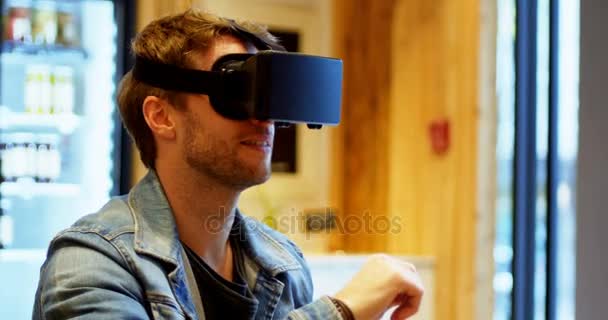 Człowiek za pomocą zestaw wirtualnej rzeczywistości — Wideo stockowe