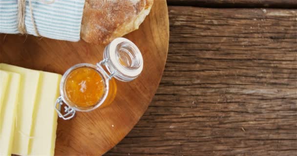 Laib Brot mit Käse und Marmelade — Stockvideo