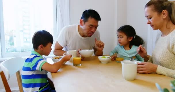 Glückliche Familie beim Frühstück — Stockvideo