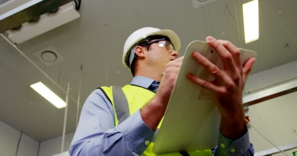 Inspection officer writing on clipboard — Stock Video