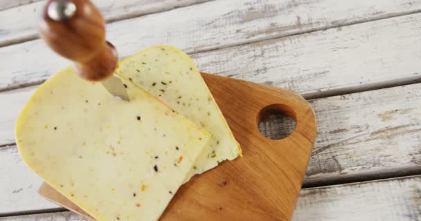 Cuchillo en rebanada de queso — Vídeo de stock