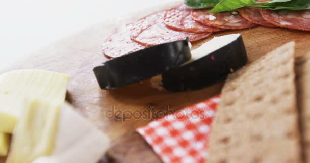 Queso con jamón sobre tabla de madera — Vídeos de Stock