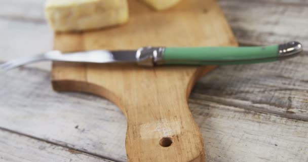Кусочки сыра с ножом — стоковое видео