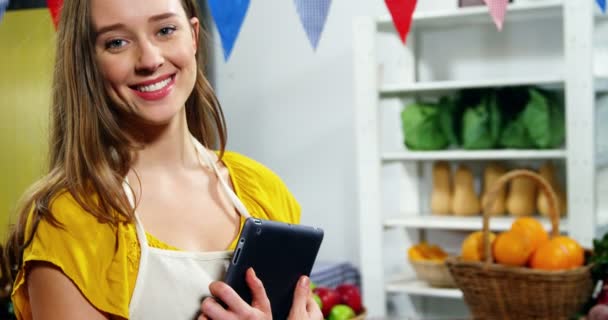 Trabalhadora feminina segurando tablet digital — Vídeo de Stock