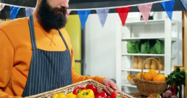 Férfi alkalmazottak gazdaság a friss zöldségek láda portréja — Stock videók