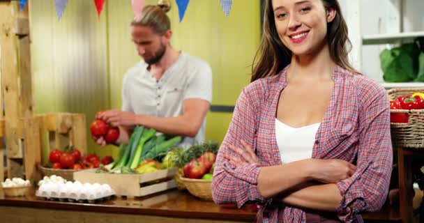 Retrato de una hermosa mujer de pie en el mostrador de verduras — Vídeo de stock