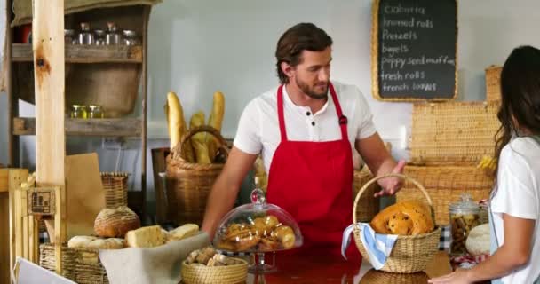 Mulher comprando pão na padaria — Vídeo de Stock