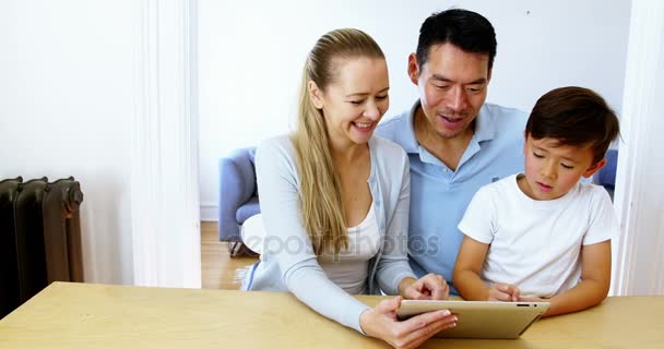 Šťastná rodina pomocí digitálních tabletu v obývacím pokoji — Stock video