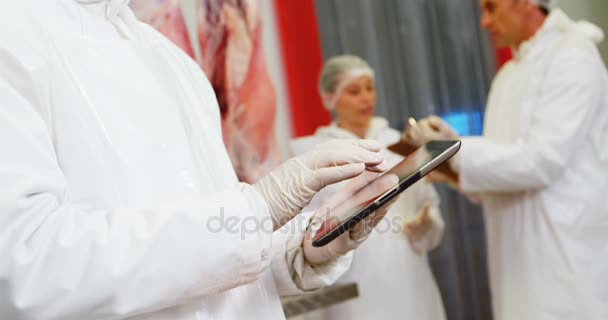 Carnicero femenino usando tableta digital — Vídeo de stock