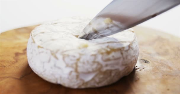 Сыр, нарезанный ножом — стоковое видео