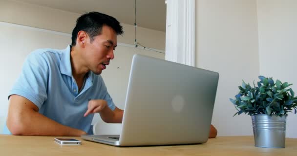 Vader en zoon met laptop in de woonkamer — Stockvideo