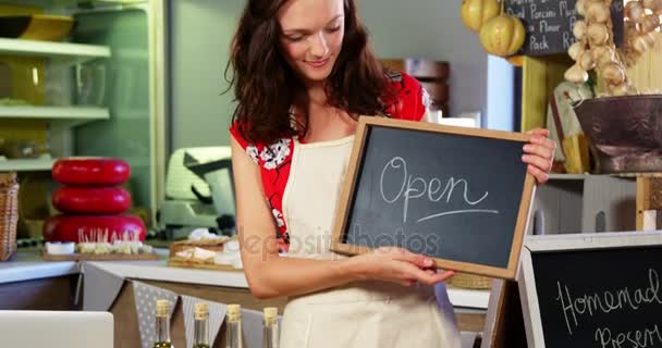 Portrait d'une employée tenant un panneau ouvert — Video