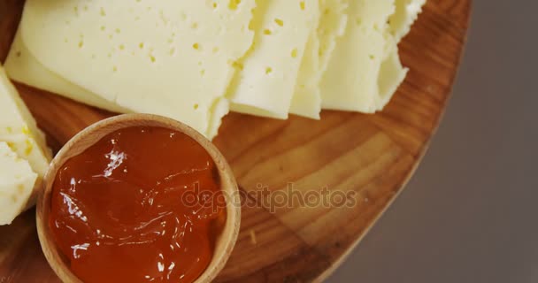 Diferentes tipos de queso, tomates y tazón de mermelada y especias — Vídeos de Stock