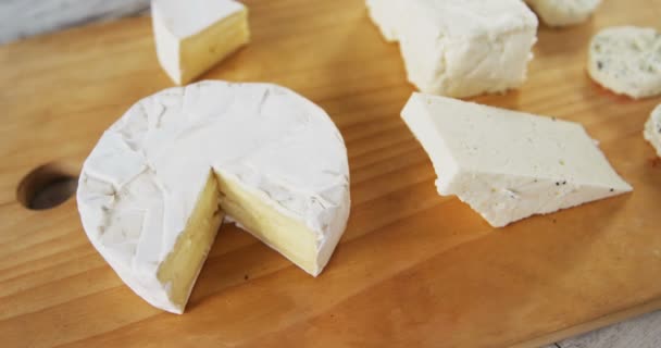 Diversi tipi di formaggio — Video Stock