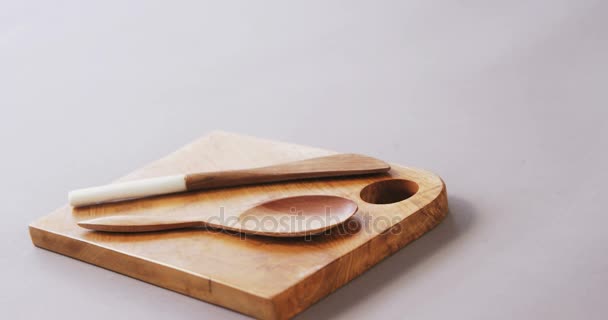 Cuchara y espátula de madera sobre tabla de madera — Vídeos de Stock