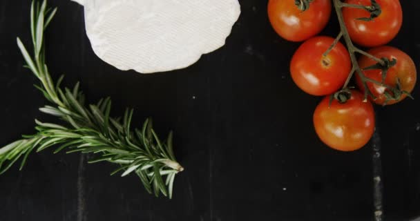 Queijo com tomate e alecrim erva — Vídeo de Stock