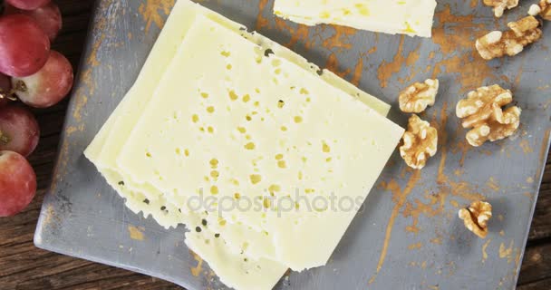 Skiver af ost med druer og valnød – Stock-video