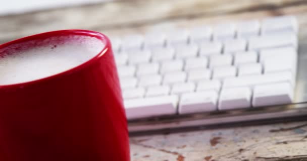 Taza de café sobre tabla de madera — Vídeos de Stock