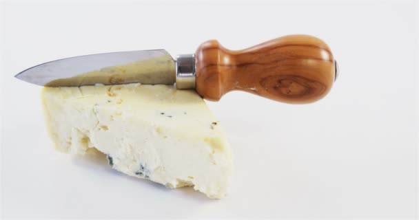 Fetta di formaggio con coltello — Video Stock