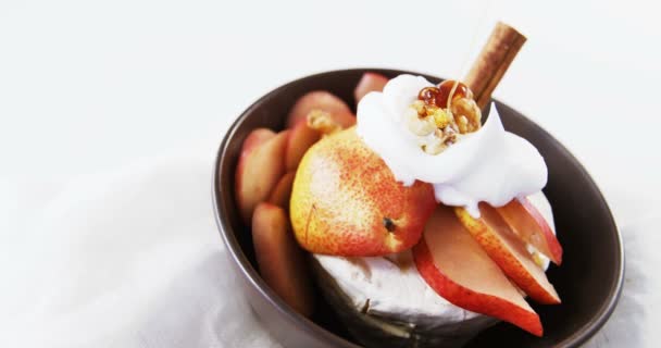 Сырный десерт с нарезанными фруктами и соусом — стоковое видео