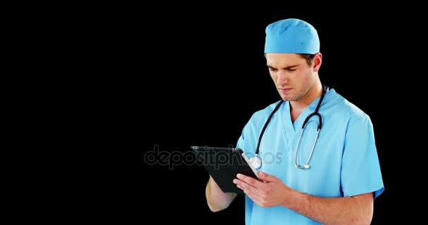 Chirurg mit digitalem Tablet — Stockvideo
