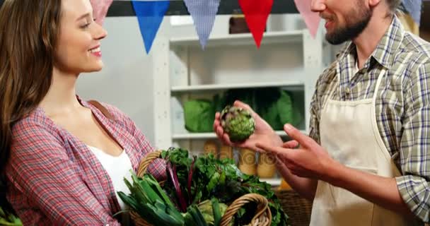 Personal masculino ayudando a la mujer en la compra de brócoli fresco — Vídeos de Stock