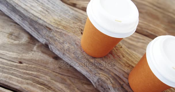 木の板に行の使い捨てカップ — ストック動画