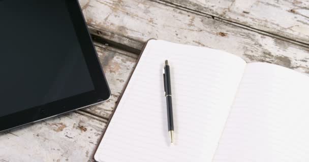 Dijital tablet, dizüstü bilgisayar, akıllı telefon ve kalem ile günlüğü — Stok video