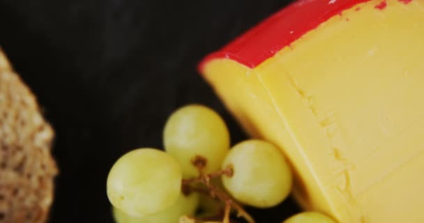 パン、ブドウとチーズのスライス — ストック動画
