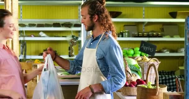 Клієнт купує овочі в органічному розділі — стокове відео