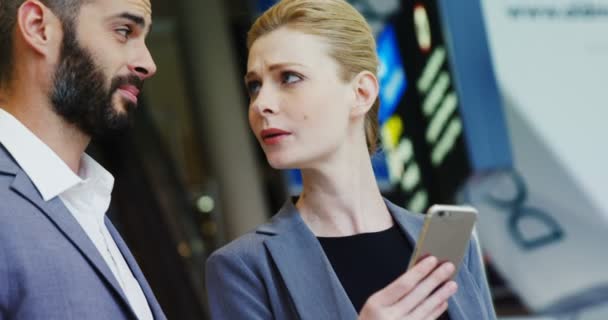 Gente de negocios discutiendo por teléfono inteligente — Vídeos de Stock