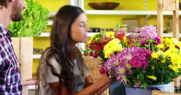 Paar wählt einen Blumenstrauß aus — Stockvideo