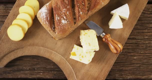 Laib Brot mit Käse, Messer und Marmelade — Stockvideo