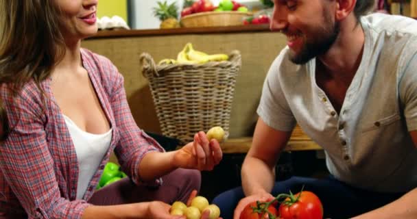 Couples selecting vegetables — Stock Video