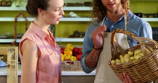 Personal masculino ayudando a la mujer en la selección de verduras frescas — Vídeo de stock