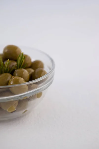 Gröna oliver i glasskål — Stockfoto