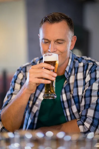 Hombre tomando un vaso de cerveza en el mostrador —  Fotos de Stock