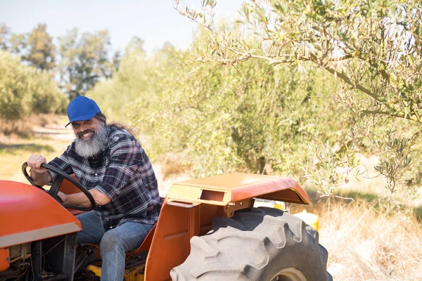 Homme heureux assis dans le tracteur — Photo