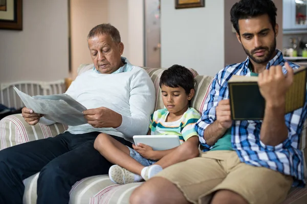 Jongen met grootvader en vader zittend op de Bank — Stockfoto