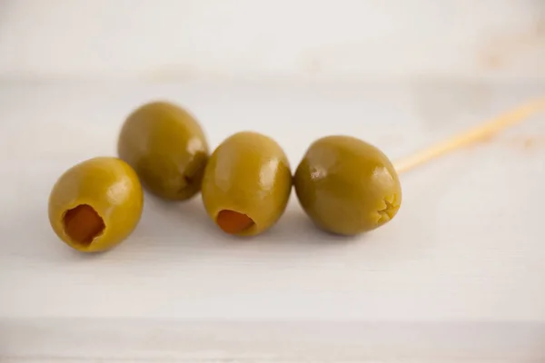 Aceitunas verdes sobre mesa de madera —  Fotos de Stock